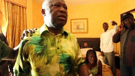 Laurent et Simone Gbagbo, à l'hôtel du Golf, après leur arrestation, le 11 avril 2011 à Abidjan. (AFP PHOTO / STR)