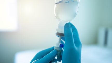 Un médecin installe une perfusion pour un patient infecté par le Sars-CoV-2, en mai 2020. (SKAMAN306 / MOMENT RF)