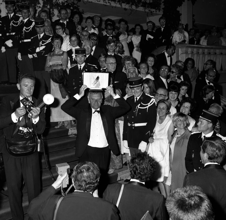 Le réalisateur britannique Lindsay Anderson montre sa palme d'or pour &nbsp;"If...", lors du festival de&nbsp;Cannes 1965. (GILBERT TOURTE / GAMMA-RAPHO)