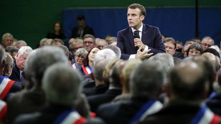 Le chef de l'Etat, Emmanuel Macron, prend la parole dans le gymnase&nbsp;de Grand Bourgtheroulde (Eure), le 15 janvier 2019,&nbsp;devant 600 maires normands. (PHILIPPE WOJAZER / AFP)