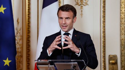 Emmanuel Macron s'exprime en conférence de presse à Amsterdam (Pays-Bas), le 12 avril 2023. (LUDOVIC MARIN / AFP)