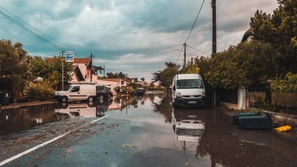 Des rues innondées au Cap-Ferret (Gironde) après un fort orage le 20 juin 2022. (BENJAMIN GUILLOT-MOUEIX / HANS LUCAS / AFP)