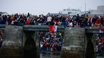 Des centaines de milliers de personnes se sont rassemblées aux Sables d'Olonne, comme ici sur le long du chenal, quelques heures avant le départ de la 10e édition du Vendée Globe, le 9 novembre 2024. (PIERRE BOURAS / AFP)