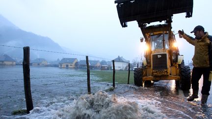 Des coul&eacute;es de boue &nbsp;ont coup&eacute; de nombreuses routes &agrave; Adast (Hautes-Pyr&eacute;n&eacute;es), le 25 f&eacute;vrier 2015. (  MAXPPP)