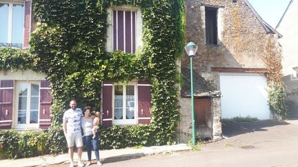 Mathieu, Stephanie et Noah et le petit Eliot vivent désormais dans cette charmante maison à Champtocé-sur-Loire pres d’Angers. Ils ont quitté leur appartement de Montreuil après le déconfinement. (Farida Nouar / FRANCEINFO / RADIOFRANCE)