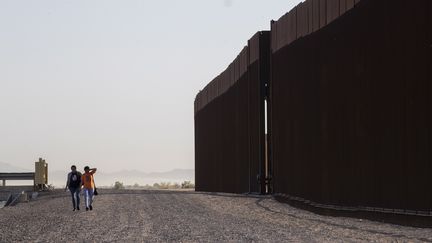 Des migrants à la frontière entre le Mexique et les Etats-Unis le 12 mai 2023. (ETIENNE LAURENT / EPA)