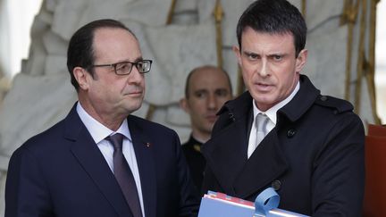 Fran&ccedil;ois Hollande (G.) et Manuel Valls, &agrave; la sortie de l'Elys&eacute;e, &agrave; Paris, le 1er avril 2015. (PHILIPPE WOJAZER / REUTERS)