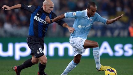 Abdoulaye Konko (Lazio) à la lutte avec Cambiasso (Inter) (FILIPPO MONTEFORTE / AFP)