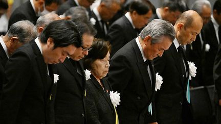 Takeko Kudo, survivante du bombardement atomique âgée de 85 ans et d'autres représentants observent un moment de silence lors d'une cérémonie à Nagasaki, alors que la ville marque le 78e anniversaire du bombardement atomique américain lors de la Seconde Guerre mondiale. (JAPAN POOL / JIJI PRESS)