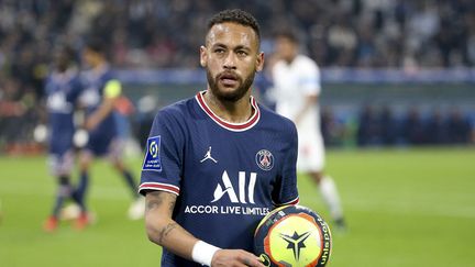 Neymar lors du match de Ligue 1 entre l'Olympique de Marseille (OM) et le Paris Saint-Germain (PSG), le 24 octobre 2021, au Stade Vélodrome de Marseille.&nbsp; (JEAN CATUFFE / DPPI via AFP)