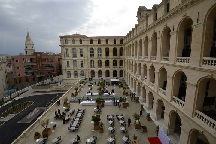 Vue plongeante sur la terrasse flambant neuve de l'Hôtel Dieu de Marseille.
 (Marie Christine Poujoulat / Marseille)