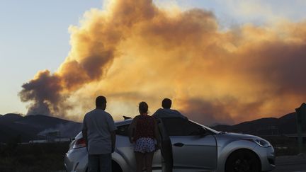 Des automobilistes se sont arrêtés pour admirer l'incendie à Lytle Creek, le 16 août 2016. (RINGO CHIU / AFP)