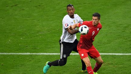 Le Polonais Robert&nbsp;Lewandowski deavant le défenseur&nbsp;Jerome Boateng, le 16 juin 2016, au Stade de France à Saint-Denis. (FRANCISCO LEONG / AFP)