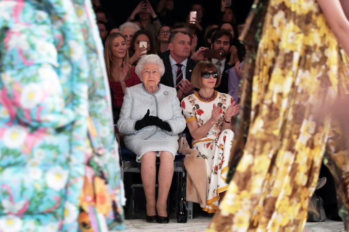 La reine Elizabeth II et Anna Wintour, lors de la Fashion Week de Londres (Royaume-Uni), le 20 février 2018.&nbsp; (YUI MOK / AFP)