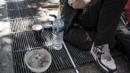 Le Secours populaire appelle à "développer des lieux de répit" pour que les sans-abris" puissent venir retrouver un peu de force, un peu d'énergie, boire et échanger sur leurs difficultés".  (JEAN-PHILIPPE KSIAZEK / AFP)