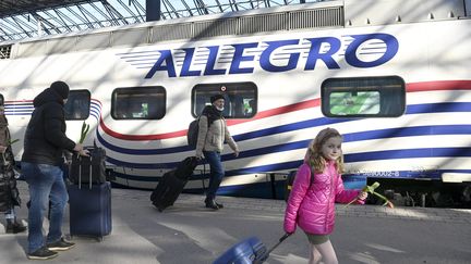 Des Russes descendent du train en provenance de Saint-Pétersbourg, en gare d'Helsinki. (EMMI KORHONEN / LEHTIKUVA / AFP)