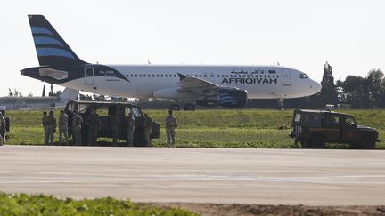 Des militaires maltais sont déployés à l'aéroport de La Valette (Malte), où un avion libyen a été détourné, le 23 décembre 2016. (DARRIN ZAMMIT LUPI / REUTERS)