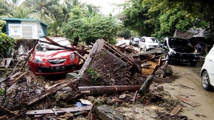 Le long de la plage de Carita, en Indonésie, maisons et voitures ont été emportées par la vague du tsunami, dimanche 23 décembre. (SEMI / AFP)