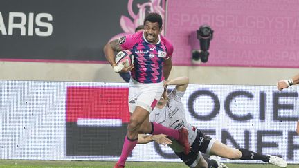 Waisea Nayacalevu (Stade Français) échappant à un plaquage lors d'un match du Top14, à Paris, le 26 mars 2017. (MAXPPP)