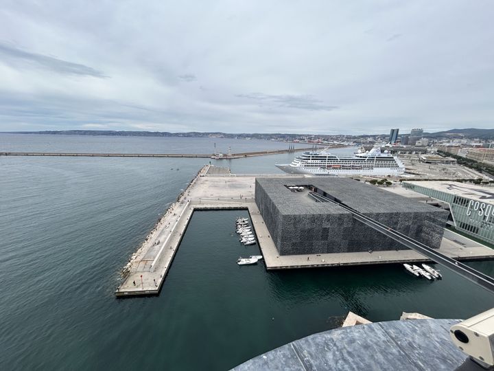 Une vue du Mucem depuis le haut de la Tour du Fanal, à Marseille. (MURIELLE GIORDAN / RADIOFRANCE)