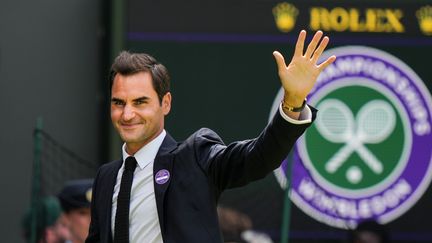 Le Suisse Roger Federer salue le public lors du tournoi de Wimbledon, le 03 juillet 2022 à Londres (Royaume-Uni). (SHI TANG / GETTY IMAGES EUROPE via GETTYIMAGES)