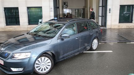 Une voiture de police sort du palais de justice de Bruxelles, le 14 janvier 2016. (BRUNO FAHY / BELGA)