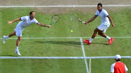 Mickael Llodra et Jo-Wilfried Tsonga en finale du double olympique contre les fr&egrave;res Bryan (USA), le 4 ao&ucirc;t 2012.&nbsp; (MARTIN BERNETTI / AFP)