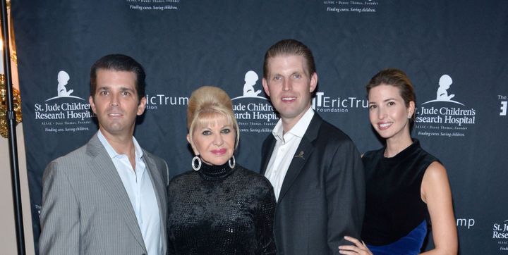 Ivana, la première compagne de Donald Trump, entourée de ses deux fils et de sa fille le 21 septembre 2015. (GRANT LAMOS IV / GETTY IMAGES NORTH AMERICA / AFP)