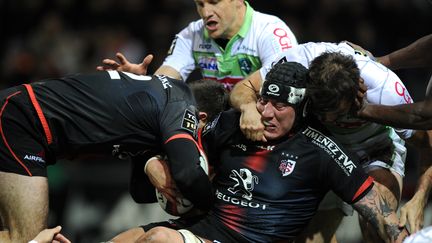 Le Toulousain Patricio Albacete essaie de franchir le mur palois (REMY GABALDA / AFP)