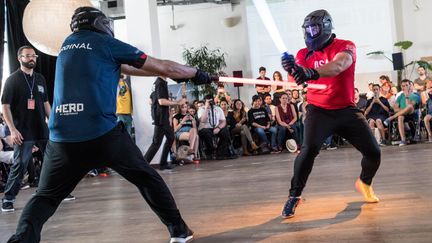 Combat à l'Open de France de sabre laser à Paris, le 10 juin 2017. (MAXPPP)