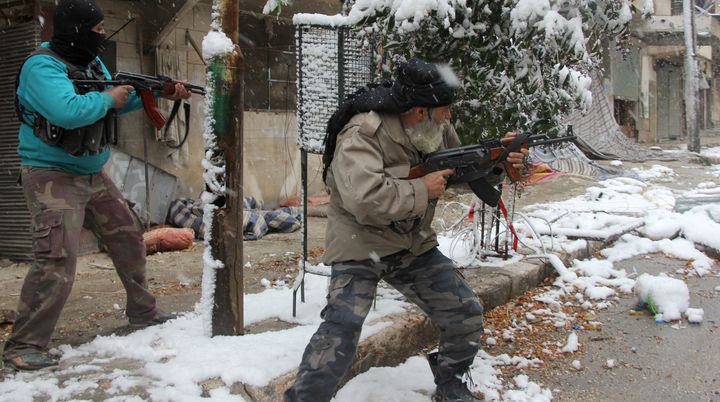 Des combattants rebelles affrontent les forces du r&eacute;gime syrien, le 11 d&eacute;cembre 2013, &agrave; Alep. (MEDO HALAB / AFP)