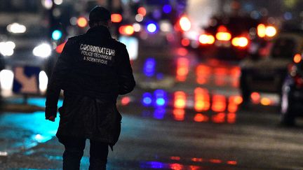 Un policier se trouve à proximité du lieu de la prise d'otages à Roubaix (Nord), mardi 24 novembre 2015. (DAVID STOCKMAN / BELGA MAG)