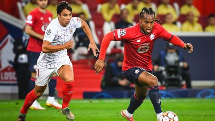 Le Lillois Renato Sanches, à la lutte avec Oliver Torres, n'a pas pu mener le Losc à la victoire mercredi 20 octobre en Ligue des champions. (MATTHIEU MIRVILLE / MATTHIEU MIRVILLE)