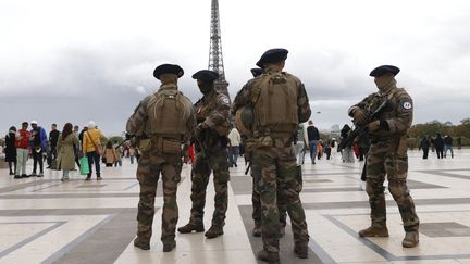 Des militaires de l'opération militaire Sentinelle montent la garde sur la place du Trocadéro, à Paris, le 21 octobre 2023. (GEOFFROY VAN DER HASSELT / AFP)