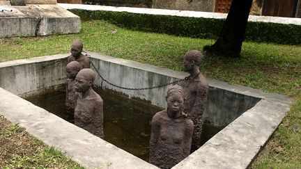 Monument aux esclaves sur l’autel de la cathédrale anglicane de Stone Town, vieux quartier de Zanzibar, où se tenait l'ancien marché aux esclaves.
 
 

 
 
 
 
 
 (CC BY-SA 3.0  (http://commons.wikimedia.org/wiki/File:Monument_to_slaves_in_Zanzibar.jpg))