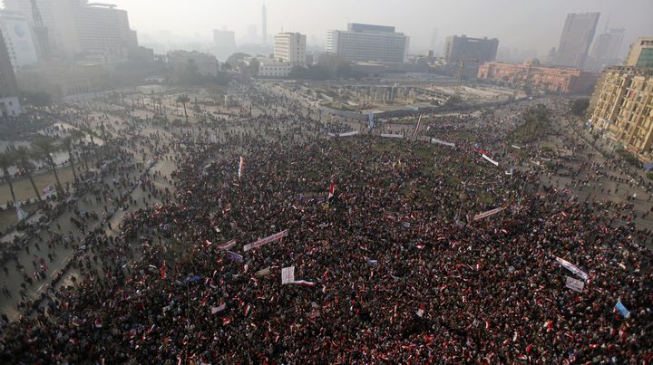 Des Egyptiens se r&eacute;unissent place Tahrir, au Caire (Egypte), pour afficher leur soutien &agrave; l'arm&eacute;e, le 25 janvier 2014. (© MOHAMED ABD EL GHANY / REUTERS / X02738)