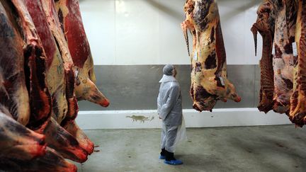 Un employé d'un abattoir Gexal, le 19 avril 2016 à Lons-le-Saunier (Jura). (PHILIPPE TRIAS / MAXPPP)