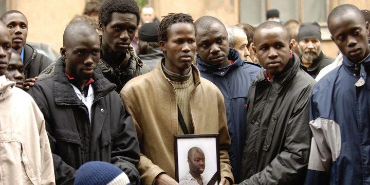 En 2006 déjà, la violence frappe la communauté africaine de Saint-Pétersbourg. Ici des étudiants sont rassemblés sur le site du meurtre d'un jeune Sénégalais, abattu en pleine rue par des inconnus. (Photo AFP/Sergey Kompanichenko)