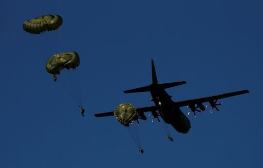 Parachutistes britanniques participant à des manœuvres en Pologne le 7-6-2016 (REUTERS - Kacper Pempel)