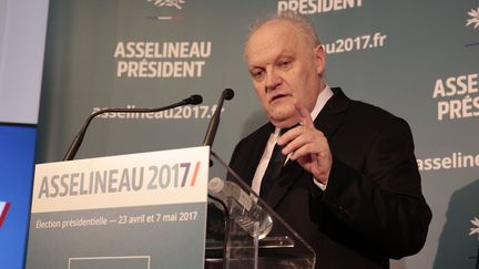 Le candidat de l'UPR François Asselineau lors de l'annonce de l'obtention de ses 500 parrainages à l'élection présidentielle, le 10 mars 2017 à Paris. (GEOFFROY VAN DER HASSELT / AFP)