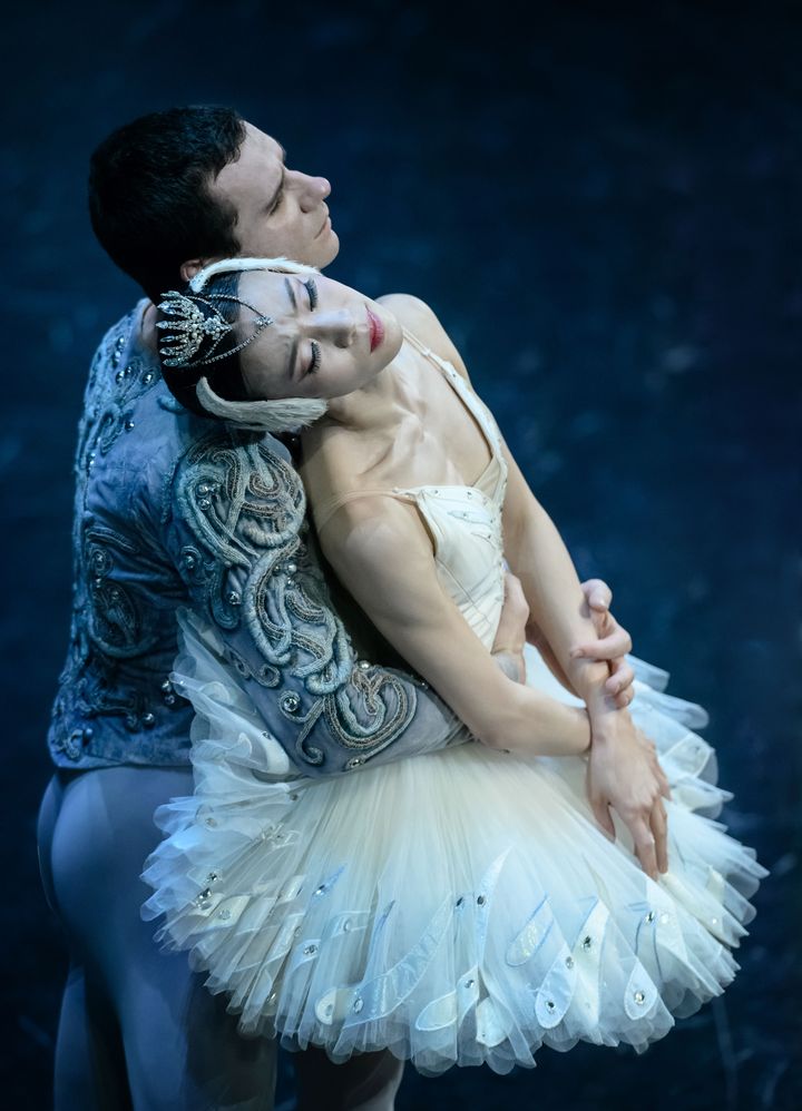 Les danseurs étoiles de l'Opéra de Paris Sae Eun Park et Paul Marque dans "Le Lac des cygnes" en juin 2024 (NATALIA VORONOVA)