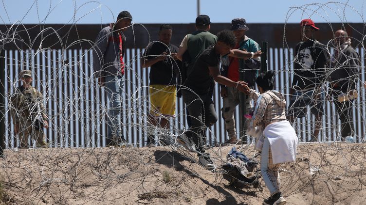 Migrantes cruzan el Río Grande en Ciudad Juárez (México), en la frontera con Estados Unidos, el 8 de mayo de 2023. (HERIKA MARTINEZ/AFP)