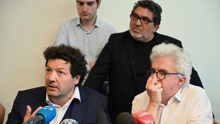 Arié Alimi (à gauche) et William Bourdon (R), avocats de la famille de Cédric Chouviat, s'expriment lors d'une conférence de presse à Paris, le 23 juin 2020 (photo d'illustration). (BERTRAND GUAY / AFP)