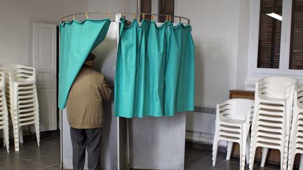 Un &eacute;lecteur dans l'isoloir &agrave; Frasseto (Corse-du-Sud), lors du premier tour des &eacute;lections d&eacute;partementales, le 22 mars 2015. (PASCAL POCHARD-CASABIANCA / AFP)