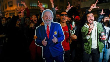 Des partisans de Lula fêtent le résultat de l'élection présidentielle, le 30 octobre 2022. (LUIS ROBAYO / AFP)