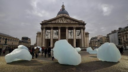 Des tonnes de glace récoltées au Groenland ont été transportés jusqu'à la place du Panthéon pour sensibiliser aux enjeux de la conférence climat de l'ONU.