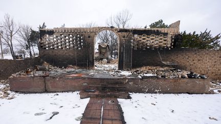 De nombreuses maisons, comme ici à Stinnett (Texas), ont été ravagées par l'incendie de Smokehouse Creek. Des chutes de neige, qui ont permis de bloquer l'avancée des flammes, ont donné un bref répit aux soldats du feu, le 29 février 2024. (JULIO CORTEZ / AP / SIPA)