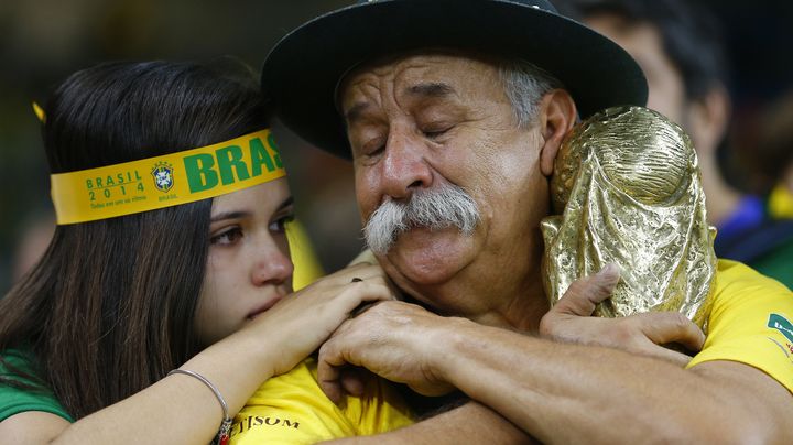 Un supporter br&eacute;silien en larmes pendant la demi-finale contre l'Allemagne, mardi 8 juillet &agrave; Belo Horizonte (Br&eacute;sil). (DAMIR SAGOLI / REUTERS)