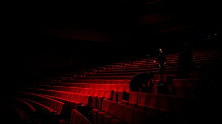 Preparation des cameras dans une salle de spectacle de Perpignan pour une diffusion en streaming sur les réseaux sociaux. Photo d'illustration. (IDHIR BAHA / HANS LUCAS)