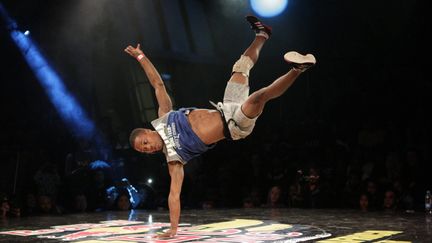 Le breakdance, une discipline sportive qui chorégraphie des mouvements de gymnastique (photo d'illustration). (BERTRAM MALGAS / MAXPPP)